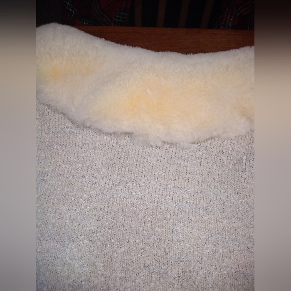 NWT Eclissy Oatmeal Coloured Poncho with Soft White Faux Fur Trim, One-S… - Picture 3 of 11